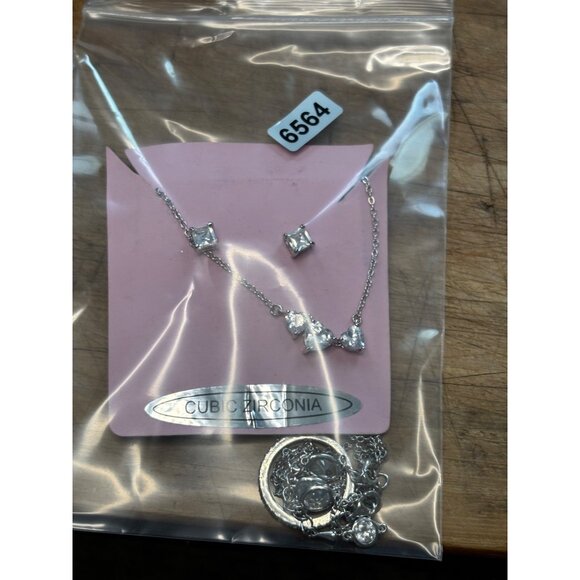 Elegant Cubic Zirconia Jewelry Set With Necklace Earrings Bracelet & Ring In Sil - Picture 9 of 9